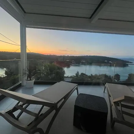 Captains House On Solta Island With Private Pool, 3 Bedrooms, 4 Bathrooms, Amazing Sea Views Nečujam