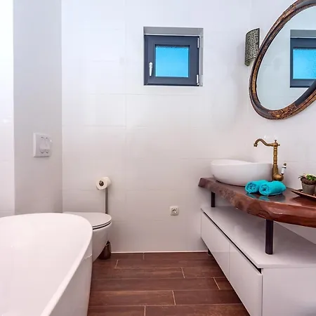 Captains House On Solta Island With Private Pool, 3 Bedrooms, 4 Bathrooms, Amazing Sea Views Nečujam